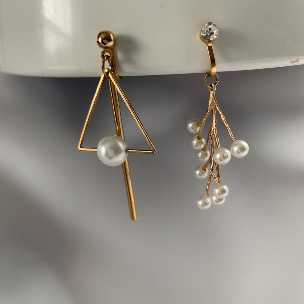 Gold-like asymmetrical Perl Clip On Earrings